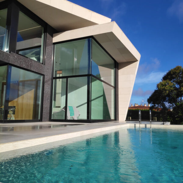 Construcción piscina y vivienda unifamiliar