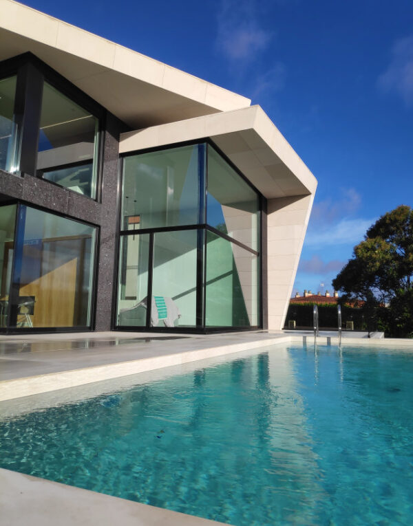 Construcción piscina y vivienda unifamiliar